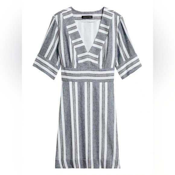 Banana Republic Dresses & Skirts - Banana Republic V neck Stripped Dress with Pockets